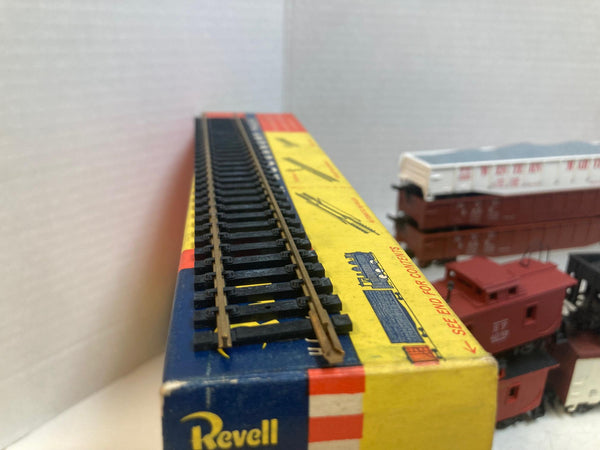 Revell HO 16 Freight Car Lot w/ Revell Track
