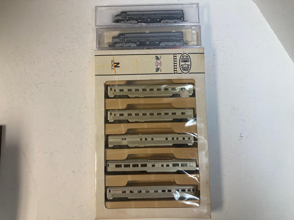 N Scale NYC Lot – Life-Like E8 Locos #7212 (x2) + Con-Cor 5-Car Passenger Set – Silver Streamliner