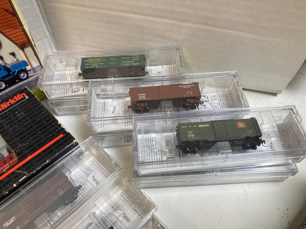 Z Scale Lot: Märklin 88812 Steam Loco + 17 Micro-Trains Cars, Track, Switches, Power, Buidings
