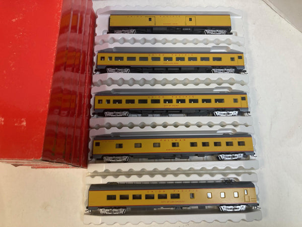 Rivarossi HO Union Pacific 5-Car Set 6718-6722 - Interior Detail - Kadee Knuckles