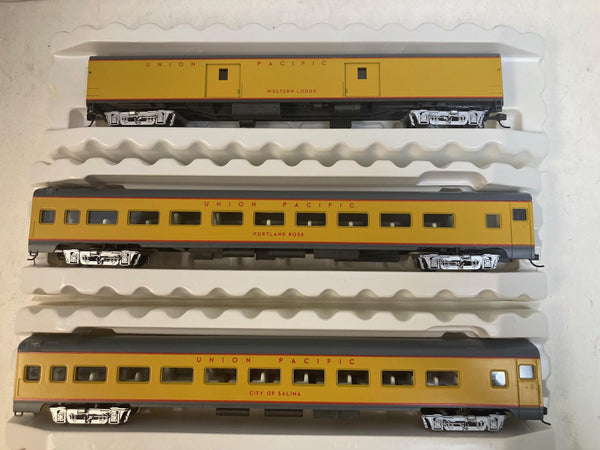 Rivarossi HO Union Pacific 5-Car Set 6718-6722 - Interior Detail - Kadee Knuckles