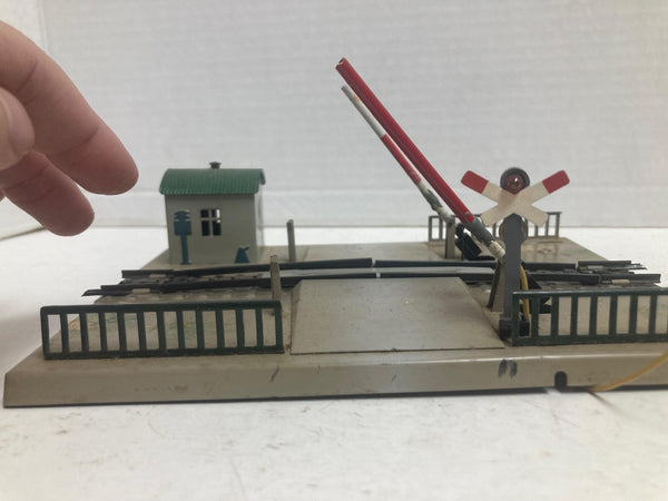 Marklin HO Vintage Model Train Crossing Station (457)