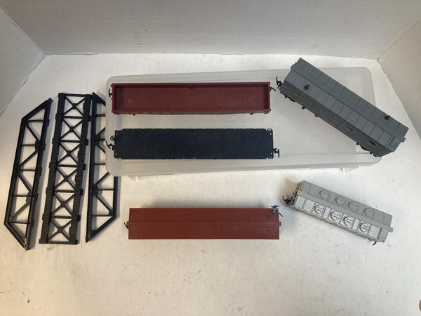 Revell HO Electric Train Set Incomplete – 5 Freight Cars & Bridge Parts – No Engine – Used Good Condition
