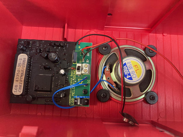 LGB 4335 S Christmas Sound Boxcar – G Scale – Plays Holiday Music