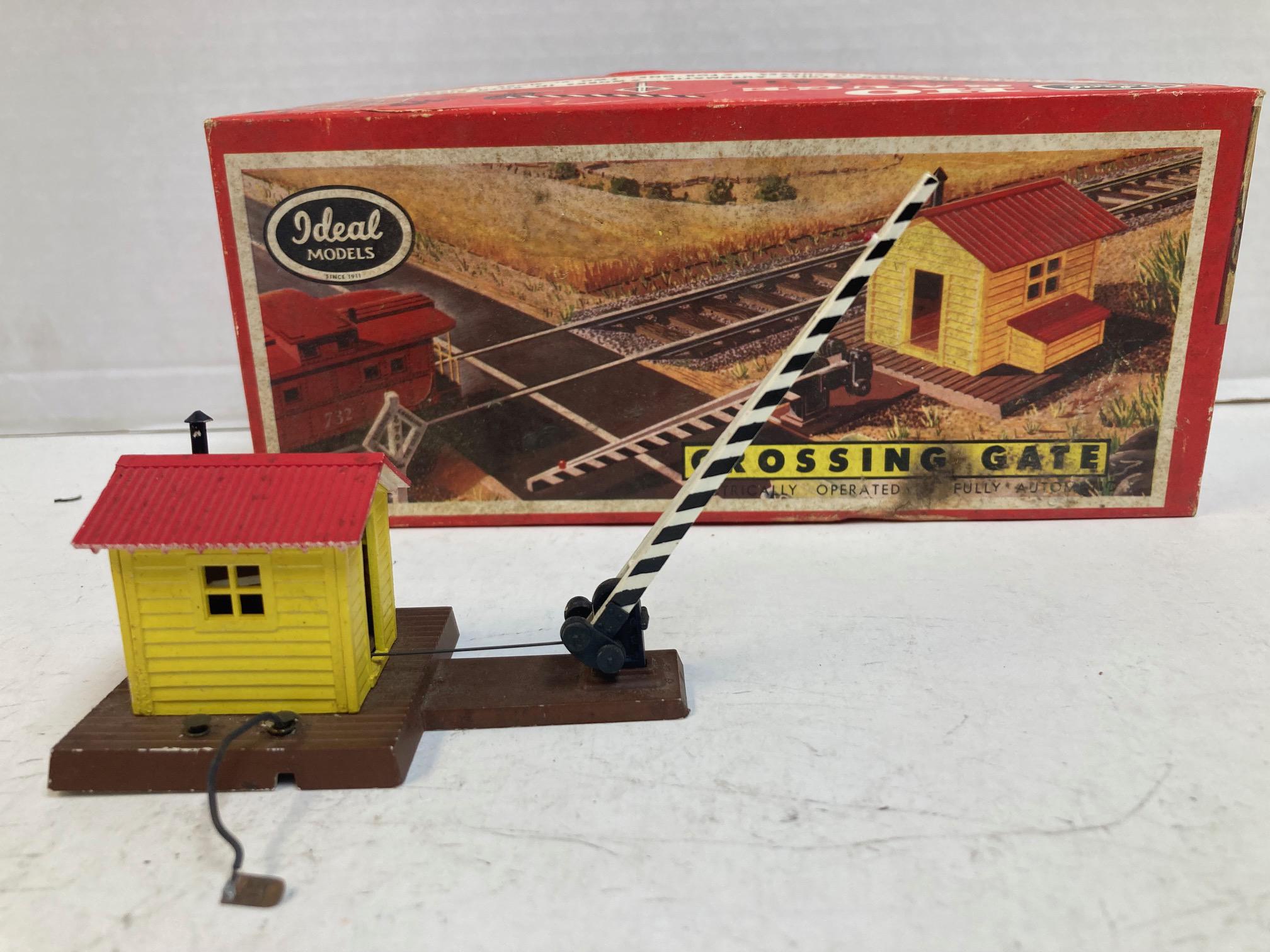 Ideal Models HO B‑116 Electrically Operating Crossing Gate – Vintage 1958 – Pre-Owned, Good