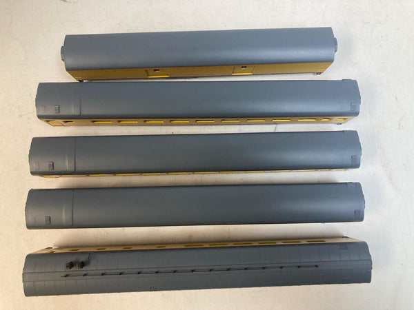 Rivarossi HO Union Pacific 5-Car Set 6718-6722 - Interior Detail - Kadee Knuckles