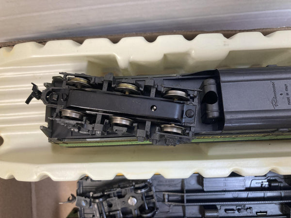 AHM Rivarossi HO Northern Pacific C-Liner Diesel & 4 Passenger Cars W/ Box
