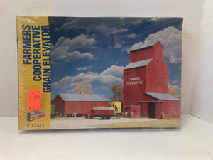 Walthers N Scale Farmers Cooperative Grain Elevator Cornerstone series kit (933-3238)