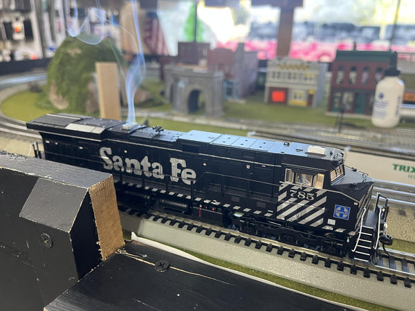 Broadway Limited Imports HO Scale GE ES44AC – Santa Fe (ATSF) #785 - Zebra Stripe
