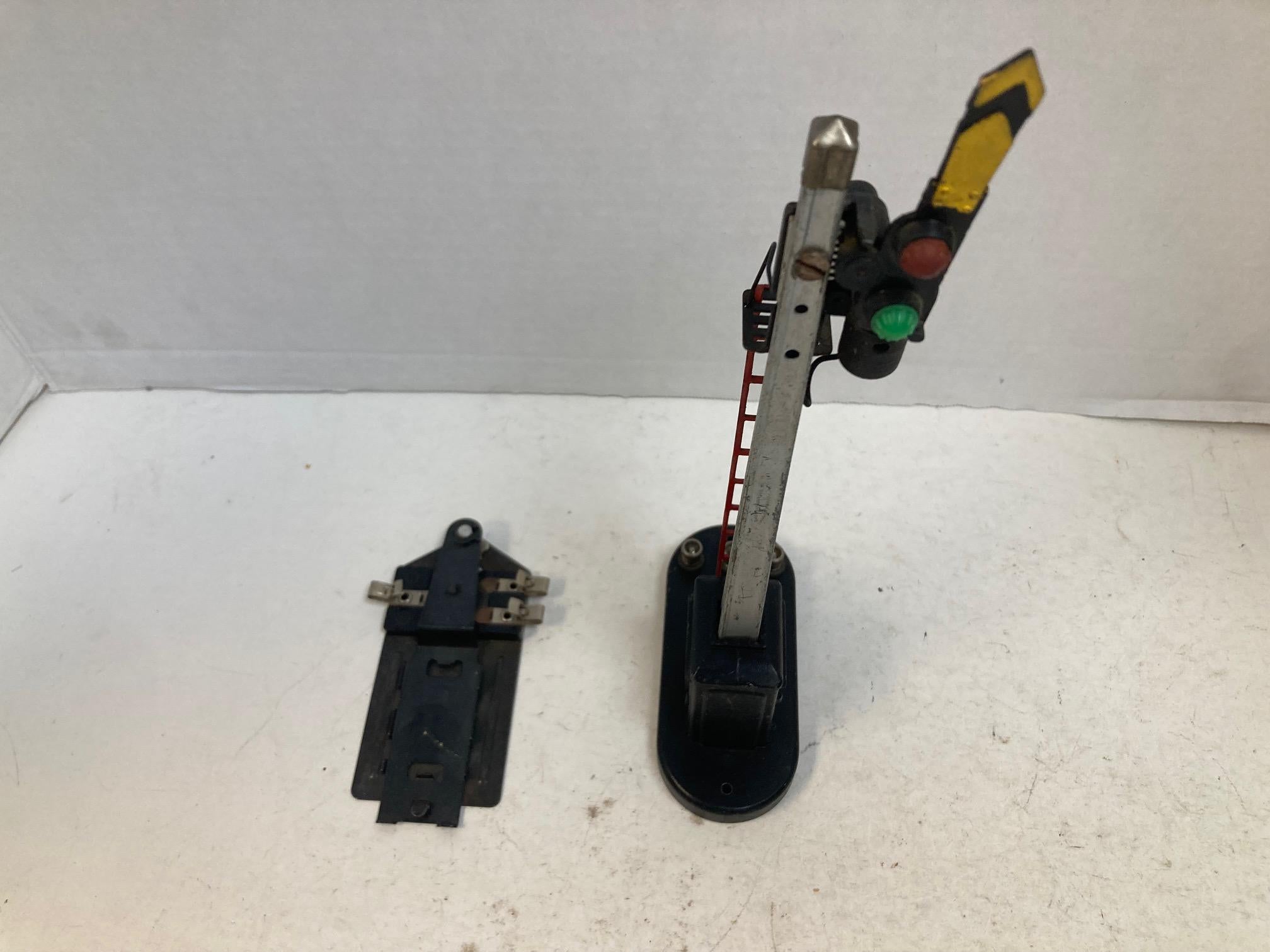 Lionel No. 151 Operating Semaphore w/ 153C track contactor Postwar *WORKS*