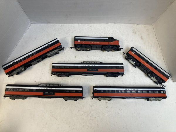 TYCO HO Scale New Haven F7 A-B Diesel Locomotive & 4 Athearn Cars W/ Box