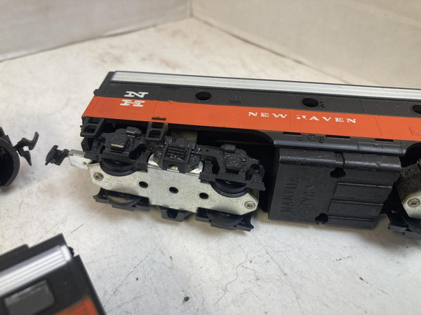 TYCO HO Scale New Haven F7 A-B Diesel Locomotive & 4 Athearn Cars W/ Box