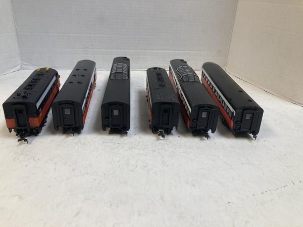TYCO HO Scale New Haven F7 A-B Diesel Locomotive & 4 Athearn Cars W/ Box