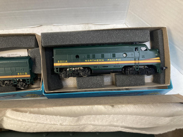 Athearn HO Northern Pacific F7 A-B-A Diesel Loco Set & 6 Streamliner Cars W/ Box