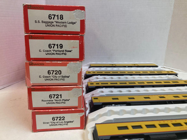 Rivarossi HO Union Pacific 5-Car Set 6718-6722 - Interior Detail - Kadee Knuckles