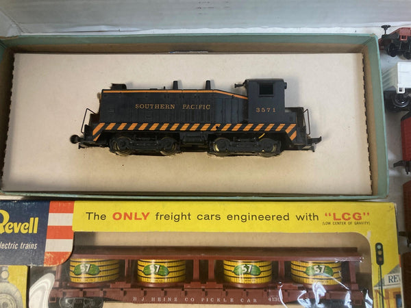Vintage Revell HO Train Lot Southern Pacific SW7 Switcher #3571 w/ 9 Freight Cars, 2 Boxed