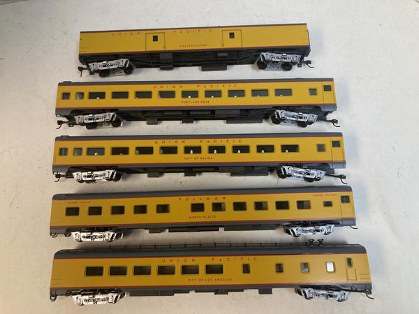 Rivarossi HO Union Pacific 5-Car Set 6718-6722 - Interior Detail - Kadee Knuckles