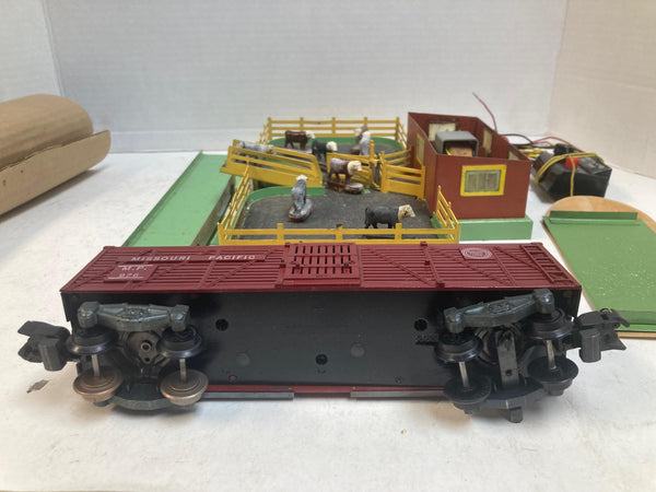 American Flyer K771 Operating Stock Yard & Stock Car Tested Works w/ 8 Cows + Box