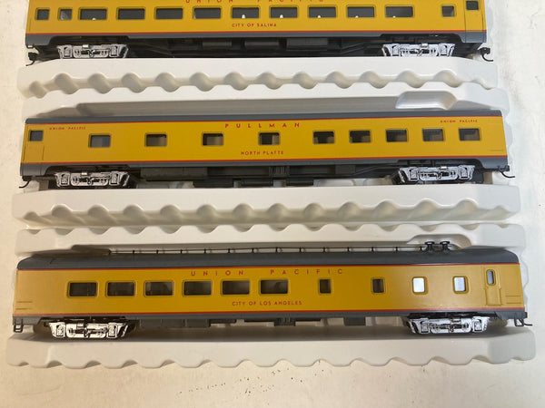Rivarossi HO Union Pacific 5-Car Set 6718-6722 - Interior Detail - Kadee Knuckles