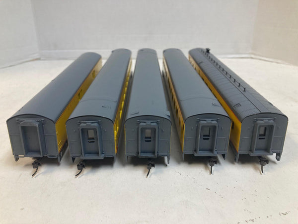 Rivarossi HO Union Pacific 5-Car Set 6718-6722 - Interior Detail - Kadee Knuckles