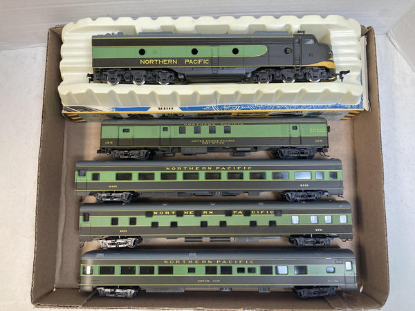 AHM Rivarossi HO Northern Pacific C-Liner Diesel & 4 Passenger Cars W/ Box