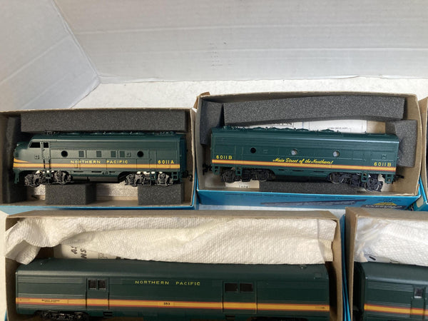 Athearn HO Northern Pacific F7 A-B-A Diesel Loco Set & 6 Streamliner Cars W/ Box