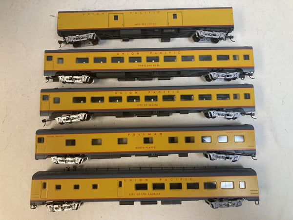 Rivarossi HO Union Pacific 5-Car Set 6718-6722 - Interior Detail - Kadee Knuckles
