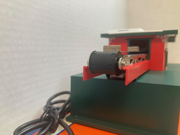 Lionel Sled-Ex Christmas Operating Freight Station 6-2429060 – Works with Any Boxcar!