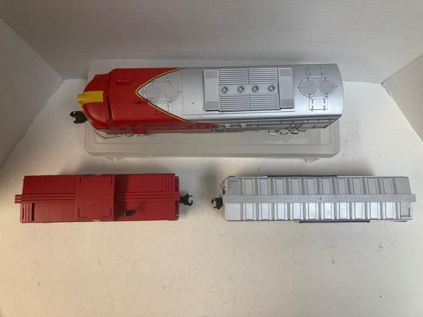 O Gauge Santa Fe Lot – Lionel 170 Loco, MTH Caboose 1604, K-Line Boxcar 6411051 – Red/Yellow/Grey