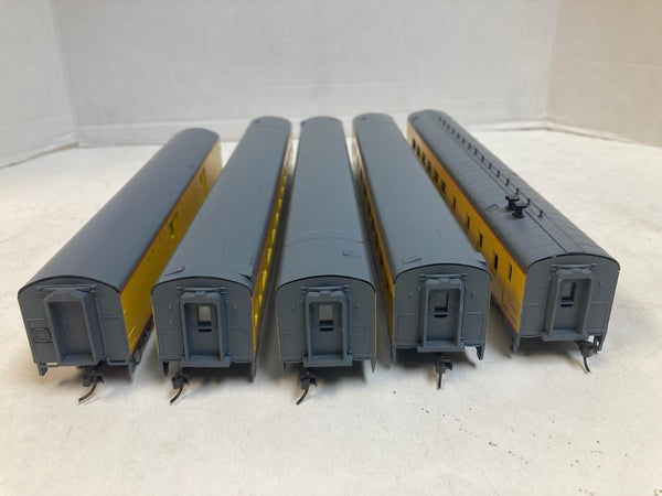 Rivarossi HO Union Pacific 5-Car Set 6718-6722 - Interior Detail - Kadee Knuckles