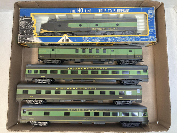 AHM Rivarossi HO Northern Pacific C-Liner Diesel & 4 Passenger Cars W/ Box