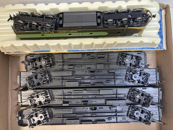 AHM Rivarossi HO Northern Pacific C-Liner Diesel & 4 Passenger Cars W/ Box
