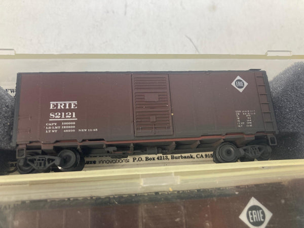 Deluxe Innovations 14050 N Scale Erie 40' AAR Boxcar - Lot of 3 - One Weathered