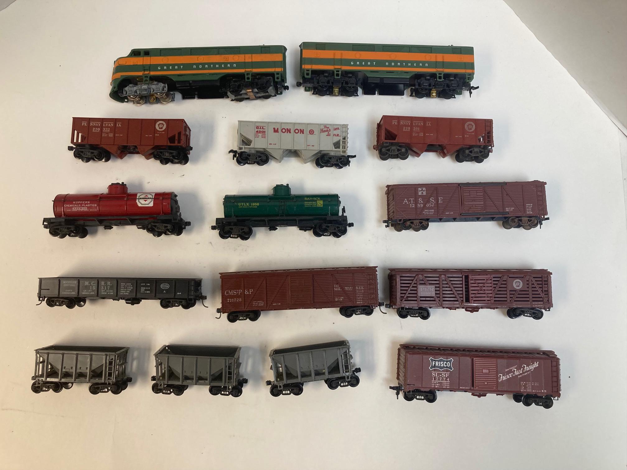 Vintage HO Scale Varney Train Lot – GN Powered A Unit + Dummy B Unit, 13 Freight Cars