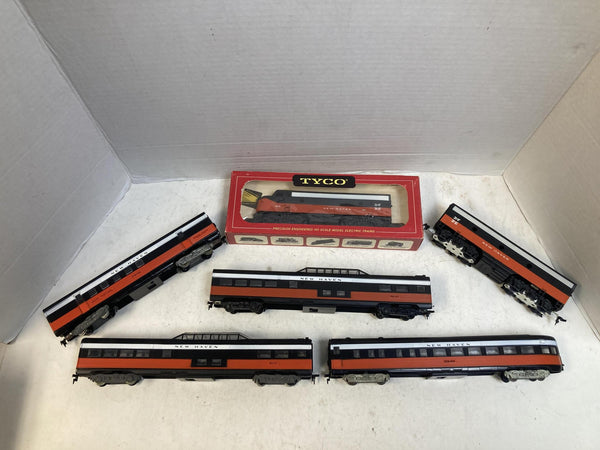 TYCO HO Scale New Haven F7 A-B Diesel Locomotive & 4 Athearn Cars W/ Box