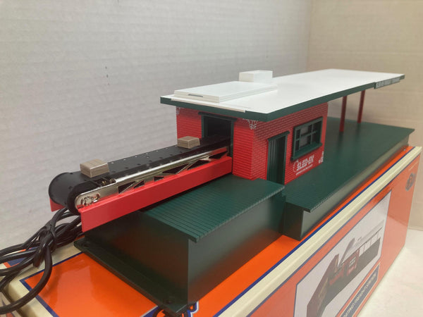 Lionel Sled-Ex Christmas Operating Freight Station 6-2429060 – Works with Any Boxcar!