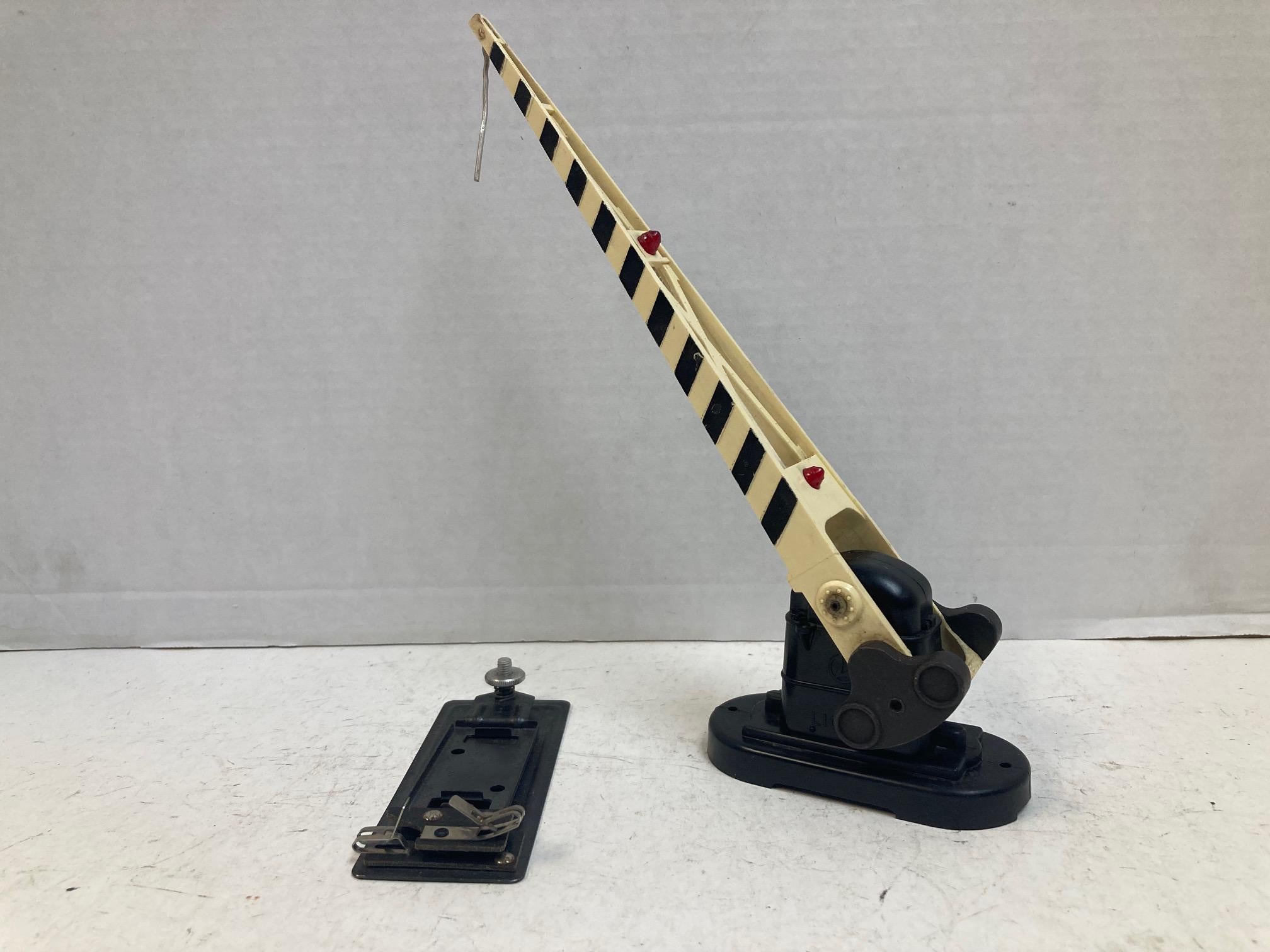 Lionel Postwar No. 252 Automatic Crossing Gate w/ 145C track contactor *WORKS*