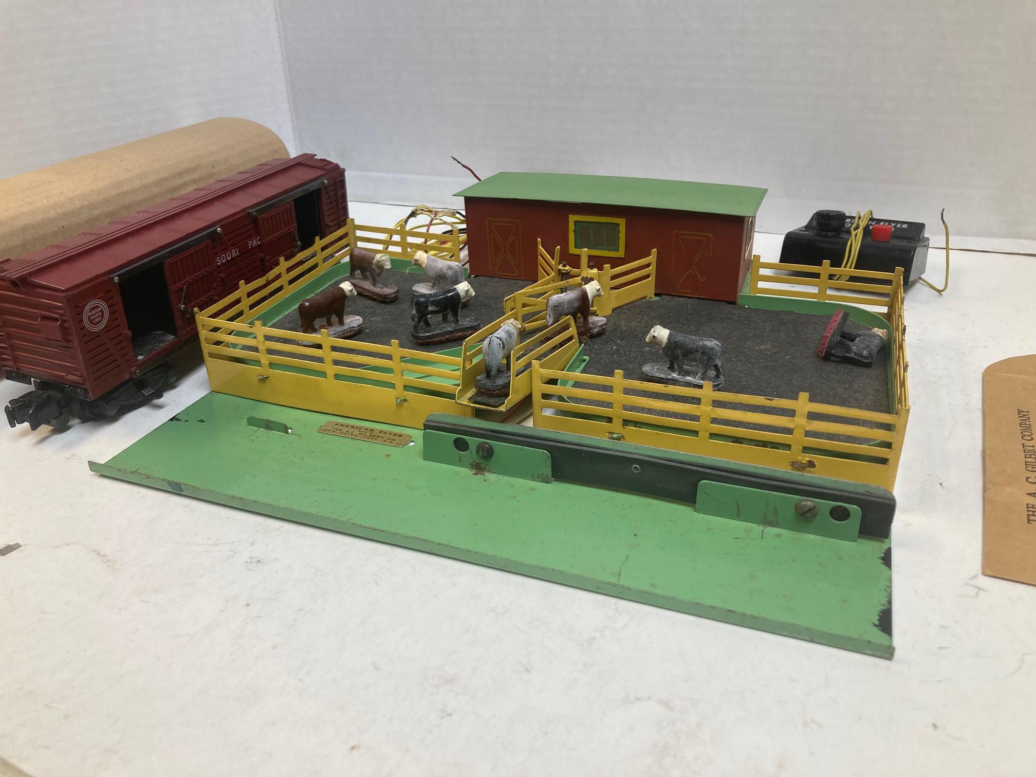 American Flyer K771 Operating Stock Yard & Stock Car Tested Works w/ 8 Cows + Box