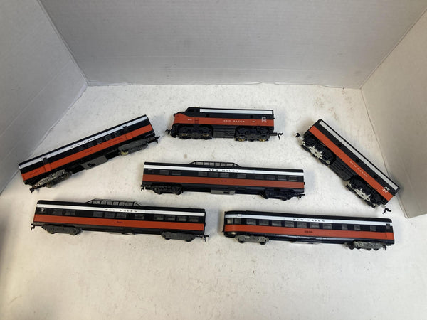 TYCO HO Scale New Haven F7 A-B Diesel Locomotive & 4 Athearn Cars W/ Box