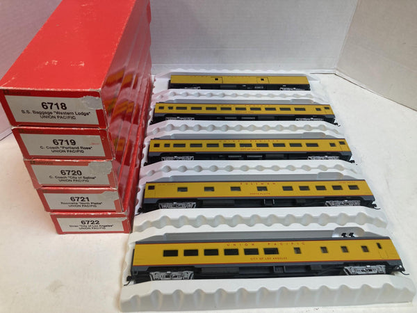 Rivarossi HO Union Pacific 5-Car Set 6718-6722 - Interior Detail - Kadee Knuckles