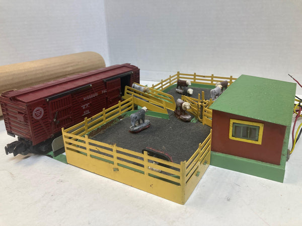 American Flyer K771 Operating Stock Yard & Stock Car Tested Works w/ 8 Cows + Box