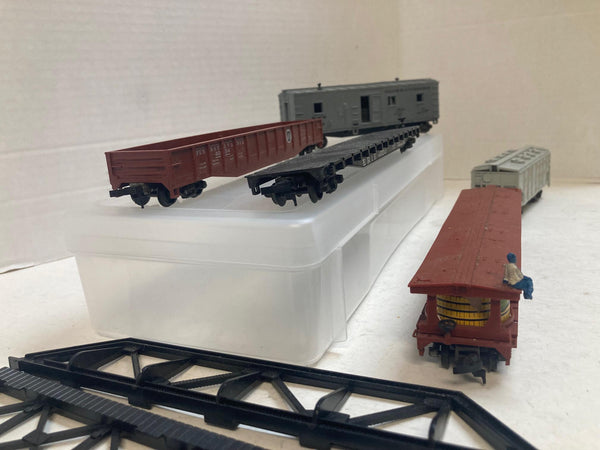 Revell HO Electric Train Set Incomplete – 5 Freight Cars & Bridge Parts – No Engine – Used Good Condition