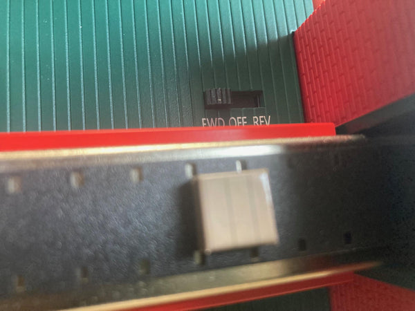 Lionel Sled-Ex Christmas Operating Freight Station 6-2429060 – Works with Any Boxcar!